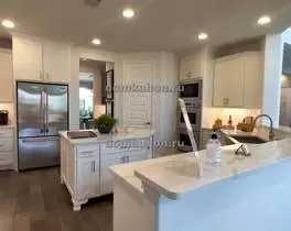 угловая кухня с островом Лотос